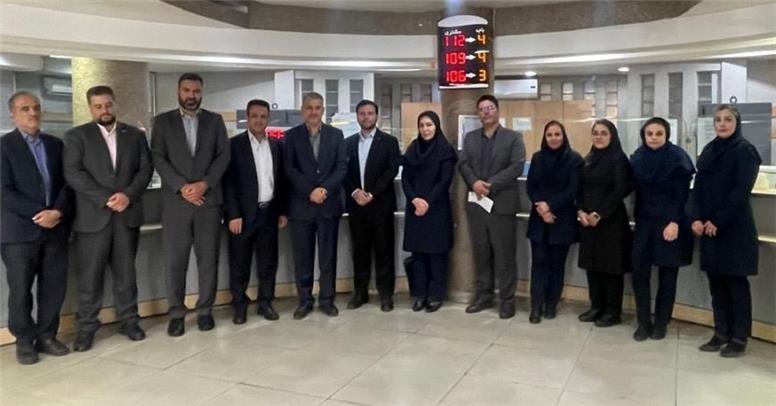 مدیرعامل بانک سرمایه به طور سرزده از شعبه میدان فاطمی و واحد مستقل ارزی غرب تهران بازدید کرد