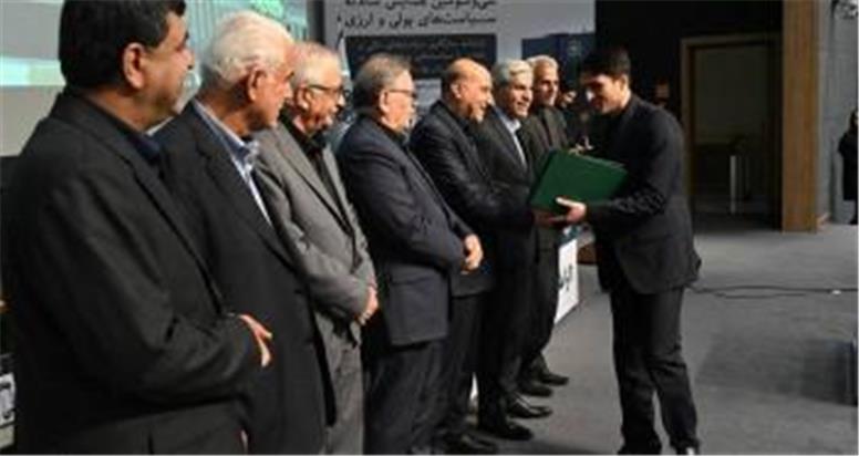 تقدیر از مقالات برتر در همایش سیاست‌های پولی و ارزی بانک مرکزی