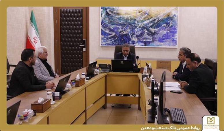 دیدار مستقیم مدیرعامل بانک صنعت و معدن با مشتریان برای تسهیل خدمات بانکی