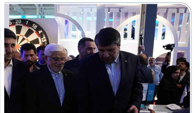 میزبانی بانک صادرات ایران از معاون اول رئیس‌جمهور در نمایشگاه الکامپ/ قدردانی محمدرضا عارف از عرضه خدمات هوشمند به مشتریان