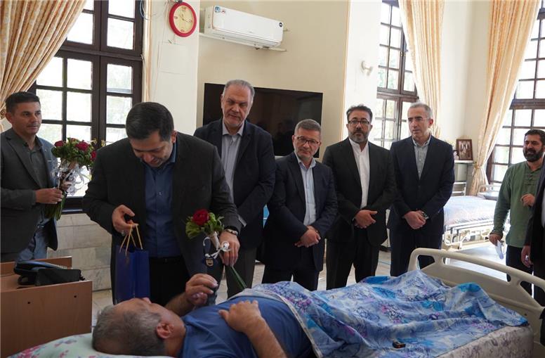 در کنار یادگاران ایثار؛ دیدار مدیرعامل بیمه آسیا با جانبازان ثارالله