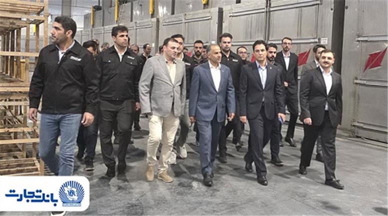 بازدید مدیرعامل بانک تجارت از شرکت «آکو باتری» در راستای تقویت همکاری‌ها