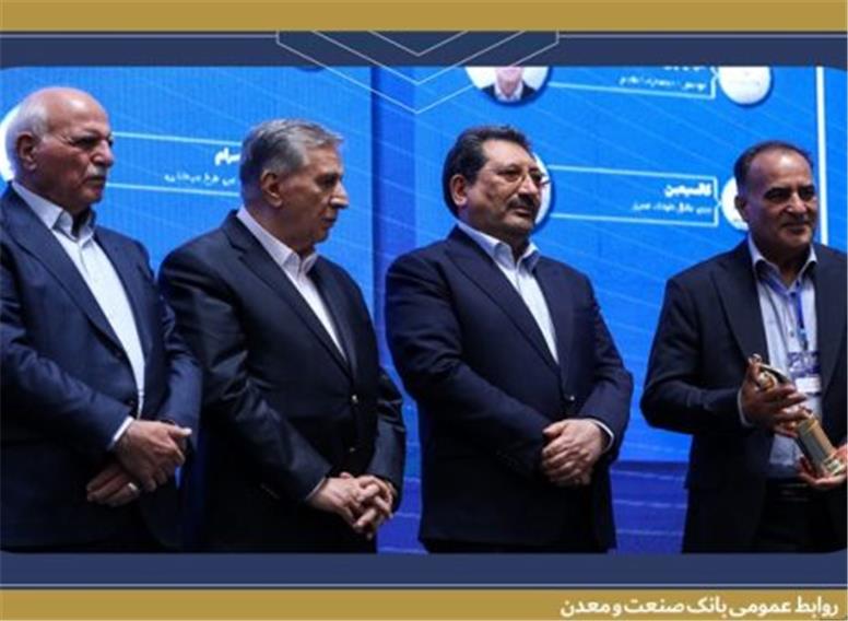 درخشش شرکت سرمایه‌گذاری صنایع شیمیایی ایران با حمایت بانک صنعت و معدن؛ کسب عنوان صادرکننده نمونه ملی و تندیس زرین