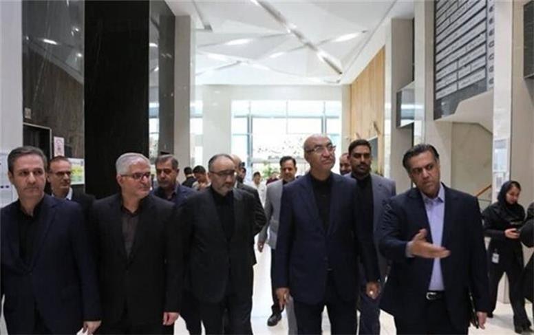 استاندار کرمانشاه به همراه دکتر پرتوافکنان عضو هیأت مدیره بانک سپه با حضور در بیمارستان حکیم از بخش‌های مختلف این مرکز درمانی بازدید کردند