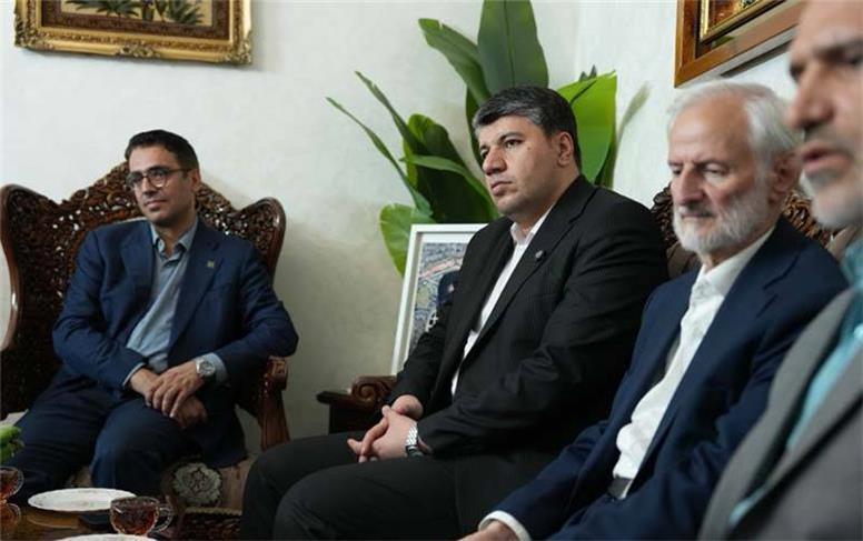 دیدار افشین خانی با خانواده اولین شهید بانک صادرات ایران/ تاکید بر الگوبرداری از سیره شهدا در خدمت‌رسانی به مردم