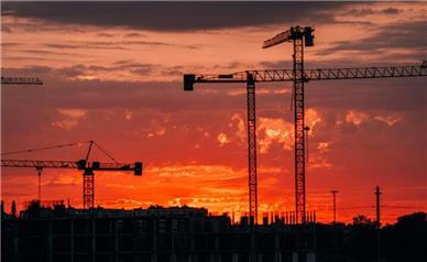 چسبندگی قیمت مسکن به دلار از سال ۱۴۰۰ تضعیف شده است